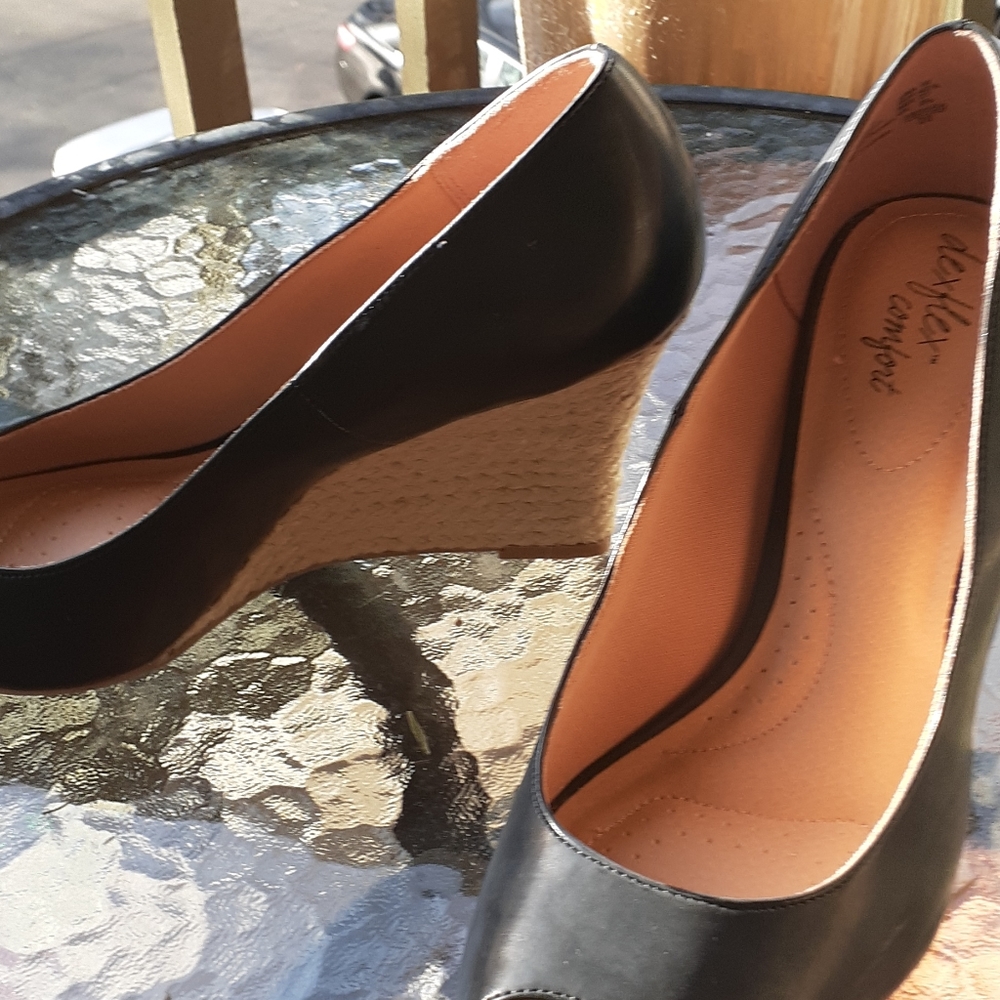 Black wedges